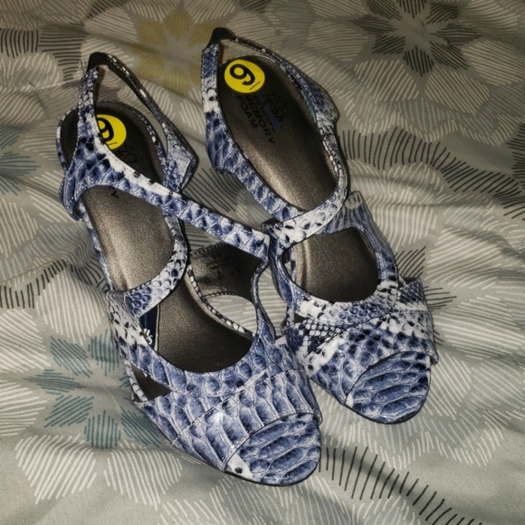 Life Stride Memory Foam Blue Alligator sandals - Picture 1 of 8